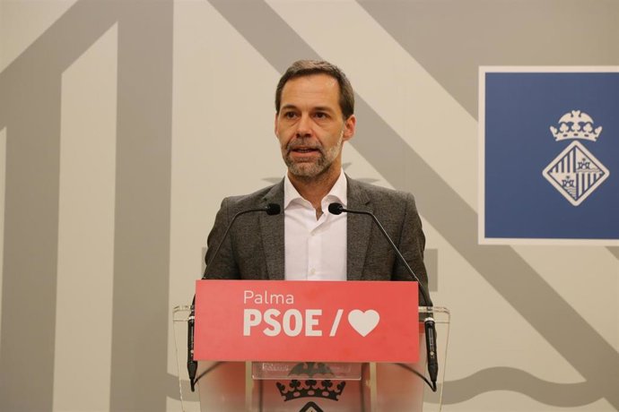 El portavoz del PSOE de Palma, Francisco Ducrós, en una rueda de prensa.