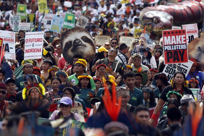 17 November 2025, Brazil, Belem: People take part in a march by Indigenous communities under the slogan "We are the answer," held alongside the COP30 world climate conference. Photo: Bruno Peres/Agencia Brazil/dpa - ACHTUNG: Nur zur redaktionellen Verwend