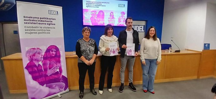 Nati López de Munain, Esther Apraiz, Xabier Lertxundi e Isabel Cadaval presentan las medidas de Eudel para combatir la violencia sexista contra las mujeres.