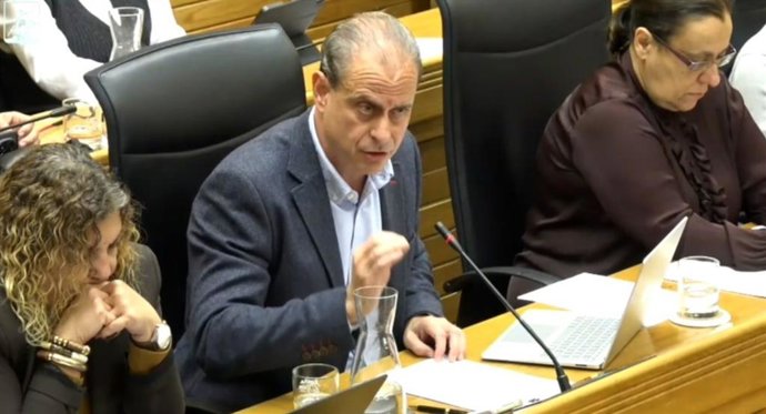 El concejal del Grupo Municipal Socialista Tino Vaquero, interviene en el Pleno Municipal gijonés.