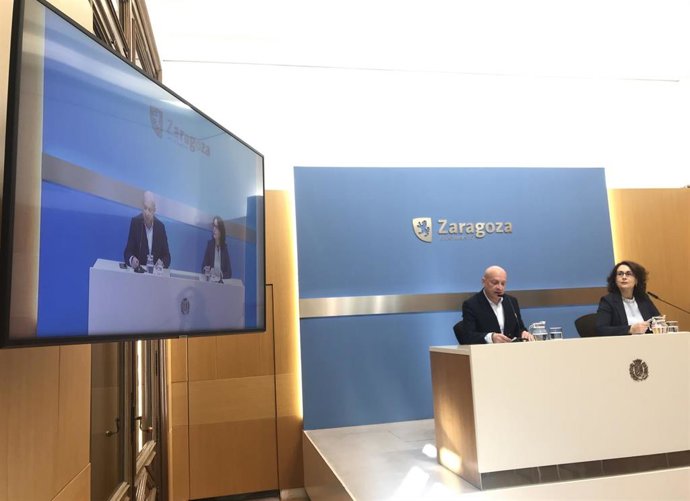 El consejero municipal de Economía, Carlos Gimeno; y la concejal del grupo municipal de Vox, Eva Torres