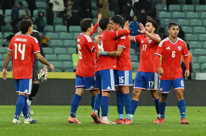 Futbol, Chile vs Peru Partido amistoso 2025 Los jugadores de la seleccion chilena celebran el triunfo durante el partido amistoso contra Peru disputado en el Estadio Olimpico Fisht de Sochi, Rusia. 18/11/2025 Sipa/Photosport  Football, Chile vs Peru 2025