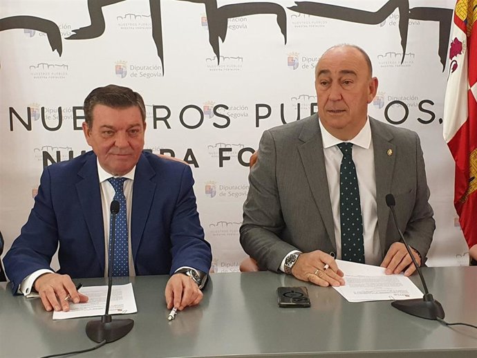 González Gago (i) y De Vicente, durante la firma del acuerdo.