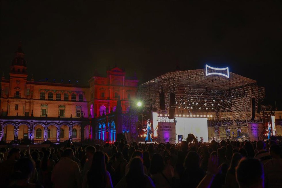 Archivo - Ambiente en el concierto de la cantante Aitana en Icónica Santalucía Sevilla Fest. Imagen de archivo.