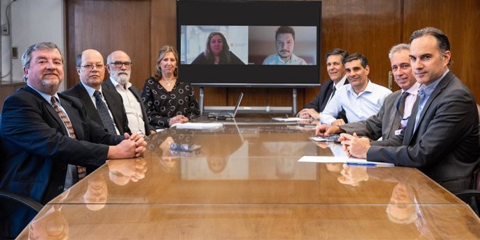 El Banco Central de Uruguay recorta en 25 puntos básicos los tipos de interés, hasta el 8%.