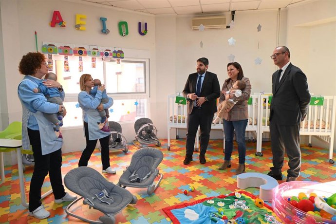 El jefe del Ejecutivo autonómico, Fernando López Miras, visita la Escuela Municipal de Educación Infantil de Fortuna, acompañado por la alcaldesa del municipio, Catalina Herrero