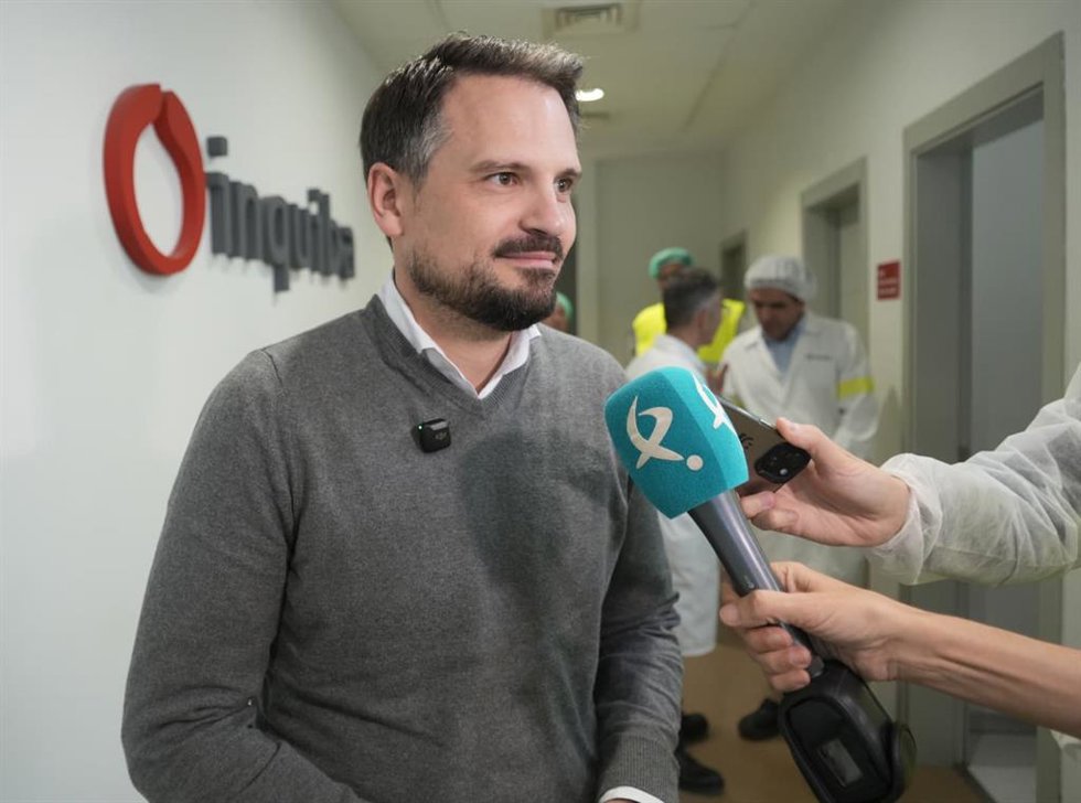El secretario general del PP de Extremadura, Abel Bautista, atiende a los medios de comunicación durante una visita a una empresa extremeña.