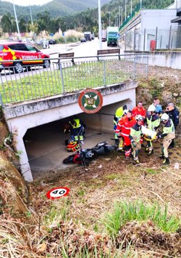 Herido tras caer con la moto por un terraplén en el Polígono de Vallegón, en Sámano