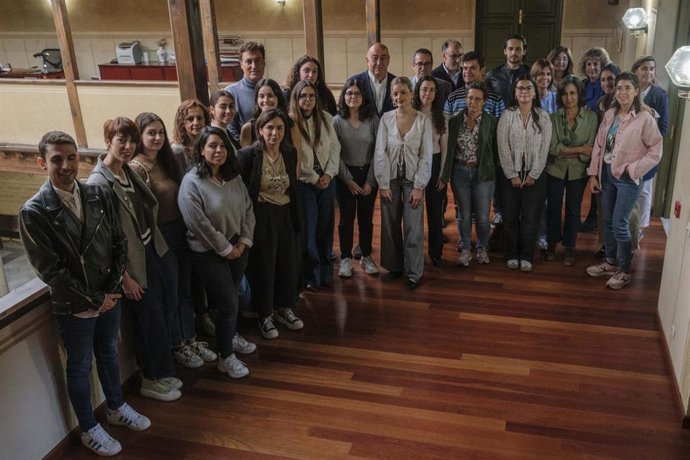 Archivo - El Presidente De La Diputación, Miguel Ángel De Vicente (Centro), Con El Grupo De Becarios De La Convocatoria De 2025