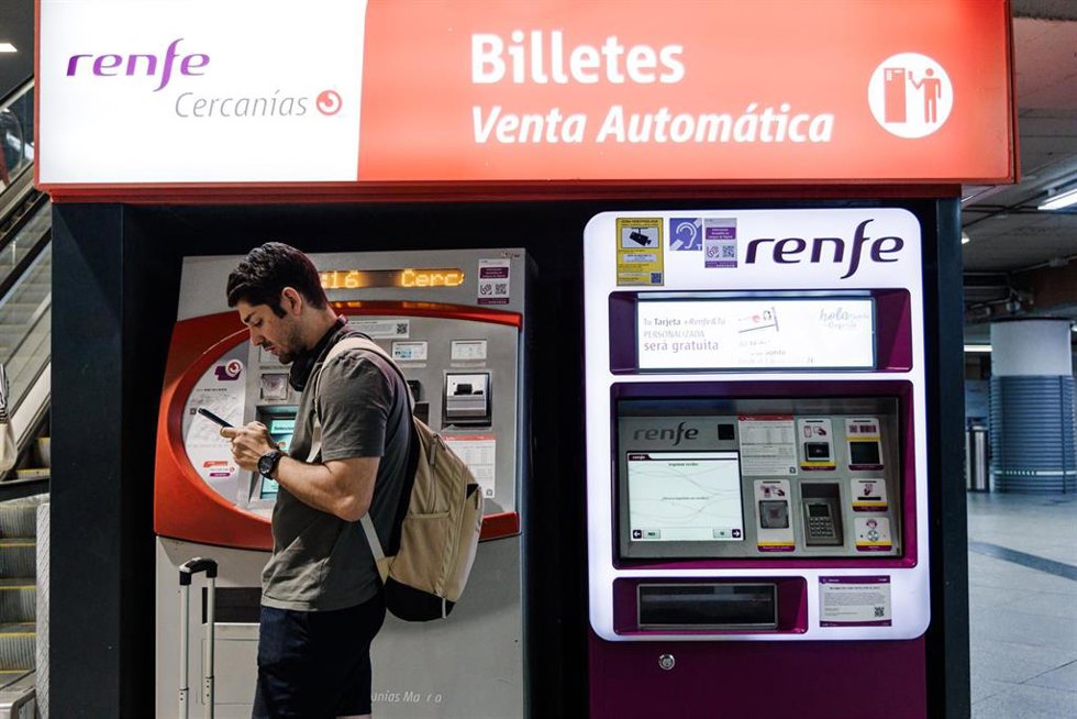 Archivo - Viajeros en la  Estación de Madrid - Puerta de Atocha - Almudena Grandes, a 3 de septiembre de 2025, en Madrid (España). 