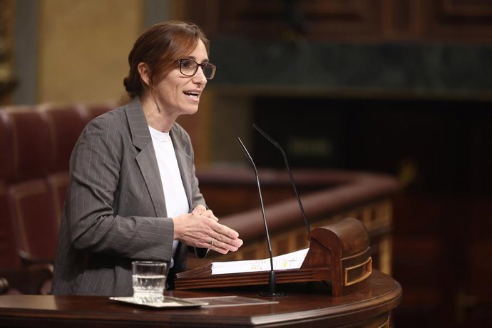 A Ministra da Saúde, Mónica García, intervém durante uma sessão de controle do governo no Congresso dos Deputados, em 19 de novembro de 2025, em Madri (Espanha). O governo está enfrentando uma nova sessão de controle na câmara baixa, marcada por um
