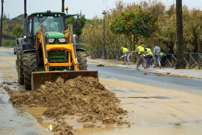 Archivo - Operarios retiran barro de una carretera en el municipio de Moguer. A 21de enero de 2025, en Huelva (Andalucía, España). 