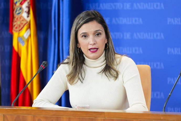 La portavoz del Grupo Parlamentario Socialista, María Márquez, durante la ronda de ruedas de prensa de portavoces de los grupos parlamentarios en el Parlamento de Andalucía, a 19 de noviembre de 2025 en Sevilla (Andalucía, España). Los portavoces de los g