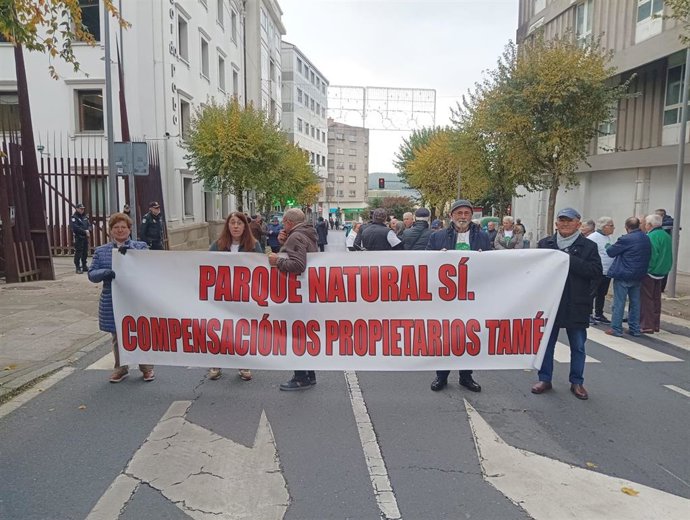 Protesta de propietarios de As Fragas do Eume frente al Parlamento