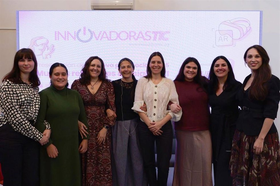 Fundación Cibervoluntarios destaca a 13 mujeres líderes en STEAM en la X edición del libro 'Innovadoras TIC'