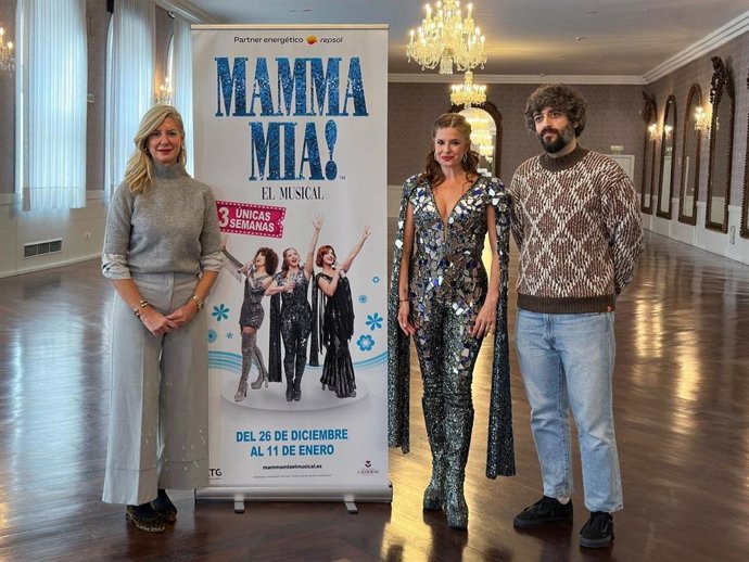 (Izq A Der) La Concejala De Educación Y Cultura, Irene Carvajal, Junto A La Actriz Protagonista Del Musical, Verónica Ronda, Y El El Director Artístico Del Teatro Calderón, José María Esbec