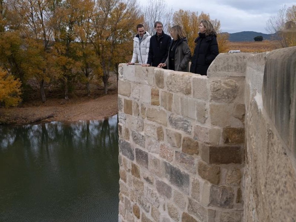 El presidente del Gobierno de La Rioja, Gonzalo Capellán, junto al consejero de Política Local, Infraestructuras y Lucha contra la Despoblación, Daniel Osés, visitan el Puente de Briñas tras la finalización de los trabajos de restauración