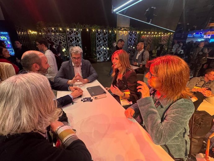 La consejera de Empresa, Empleo y Economía Social, Marisa López Aragón, mantiene un encuentro con el director Ejecutivo de Crecimiento y Competitividad de ICEX, José María Blasco, durante la feria 'Slush', celebrada en Finlandia