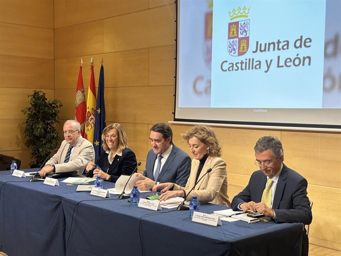 El consejero de Medio Ambiente, Vivienda y Ordenación del Territorio, Juan Carlos Suárez-Quiñones, preside el Consejo de Dinamización Demográfica.