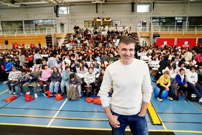 El escritor Eloy Moreno ha participado en el Encuentro 'Charlando con mi escritor favorito' en la UR