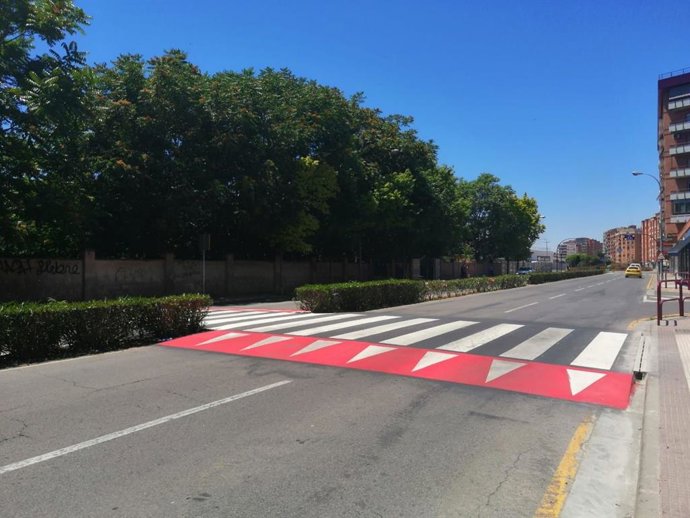 Archivo - Paso de peatones elevado en Avenida de Lobete a la altura con Marqués de la Ensenada