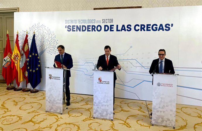 De izquierda a derecha, el alcalde de Salamanca, Carlos García Carbayo; el presidente de la Junta, Alfonso Fernández Mañueco; y el rector de la USAL, Juan Manuel Corchado.
