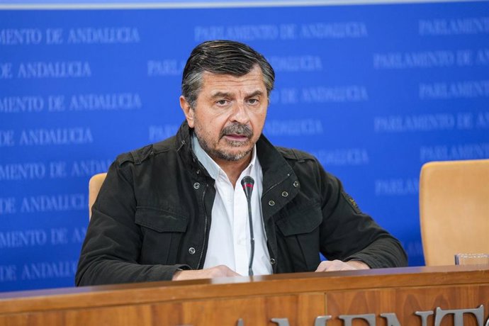 El portavoz del Grupo Parlamentario Popular, Toni Martín, durante la ronda de ruedas de prensa de portavoces de los grupos parlamentarios en el Parlamento de Andalucía, a 19 de noviembre de 2025 en Sevilla (Andalucía, España). Los portavoces de los grupos