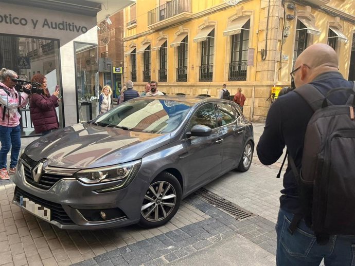 Uno de los vehículos de la UCO accede al Palacio Provincial durante los registros en el caso 'Mascarillas'.
