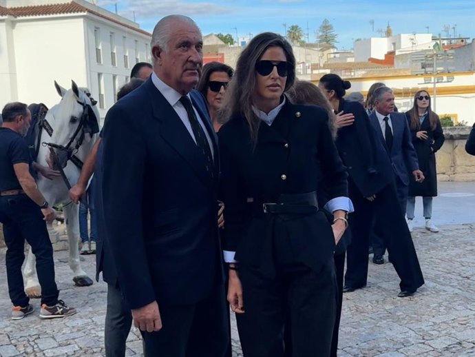 Inés Domecq y su padre, Humberto Domecq, en el funeral de Álvaro Domecq Romero