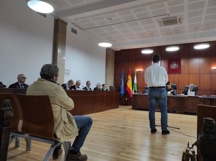 Uno de los acusados declara, mientras el segundo permanece en el banquillo