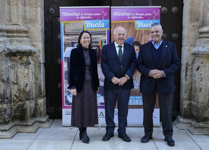 El presidente del Parlamento de Andalucía, Jesús Aguirre, en el centro de la imagen, ha inaugurado la II jornada autonómica de acogimiento familiar.