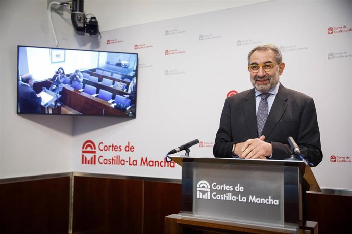 El consejero de Sanidad, Jesús Fernández Sanz, comparece en la Comisión de Presupuestos de las Cortes de Castilla-La Mancha en la sala de comisiones del edificio de San Gil.