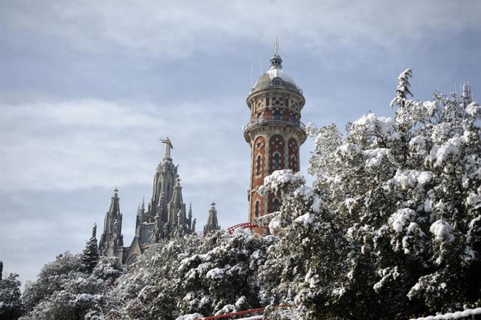 Archivo - Vista del Tibidabo nevat