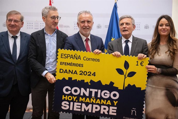 El ministro de Política Territorial y Memoria Democrática, Ángel Víctor Torres (c), y el presidente del Grupo Correos, Pedro Saura (2d), presenta el sello que homenajea a las víctimas de la Dana, a 19 de noviembre de 2025, en Madrid (España).