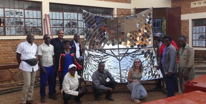 Membros do consórcio do projeto europeu "VET to Stop Deforestation" em Burundi após a implementação de um fogão solar.