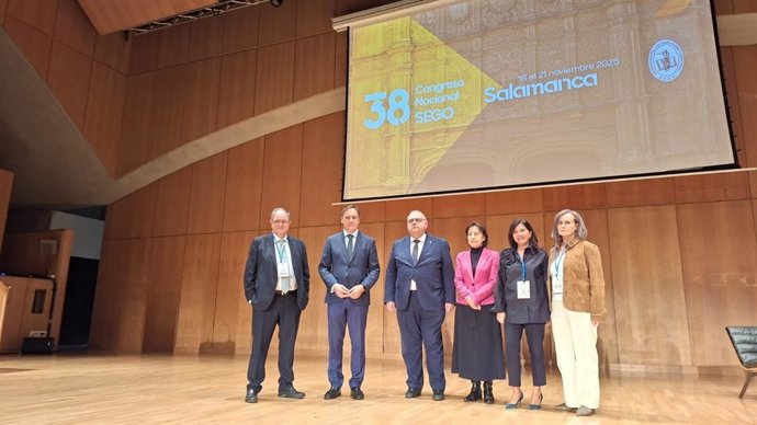 El alcalde de Salamanca (segundo por la izquierda) y el consejero de Sanidad (tercero por la izquierda), junto a los organizadores en la inauguración del Congreso Nacional de Ginecología y Obstetricia