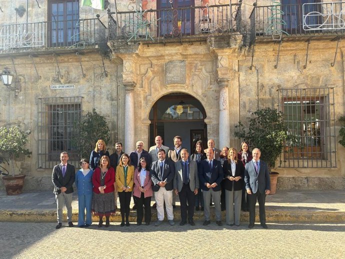 El delegado del Gobierno de la Junta de Andalucía en Sevilla, Ricardo Sánchez,, junto al alcalde de Lora del Río, Antonio Enamorado, en la reunión semanal de coordinación con los delegados territoriales de la Junta.