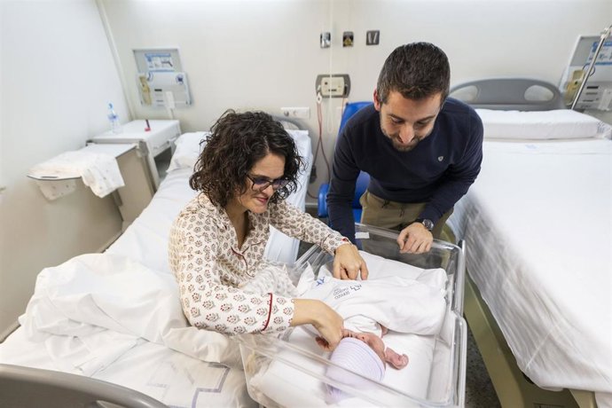 Archivo - Andrea Estévez Fernández y César Álvarez García, posan con su hijo Mauro Estévez Álvarez, que ha sido el primer bebé nacido en 2025 en Galicia, en el Hospital Provincial de Pontevedra, a 1 de enero de 2025, en Pontevedra, Galicia (España). Mauro