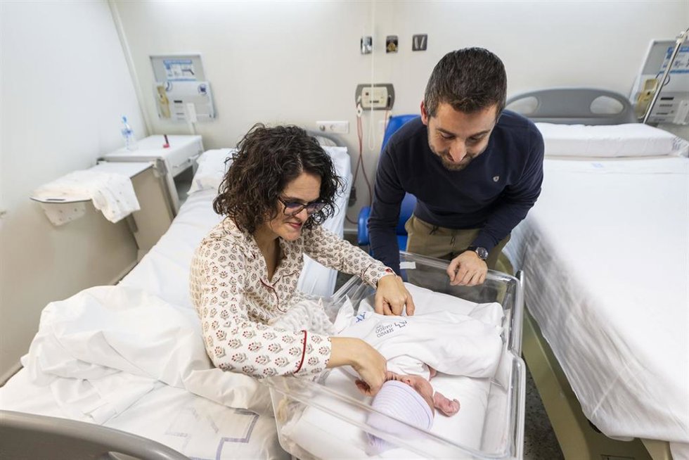 Archivo - Andrea Estévez Fernández y César Álvarez García, posan con su hijo Mauro Estévez Álvarez, que ha sido el primer bebé nacido en 2025 en Galicia, en el Hospital Provincial de Pontevedra, a 1 de enero de 2025, en Pontevedra, Galicia (España). Mau