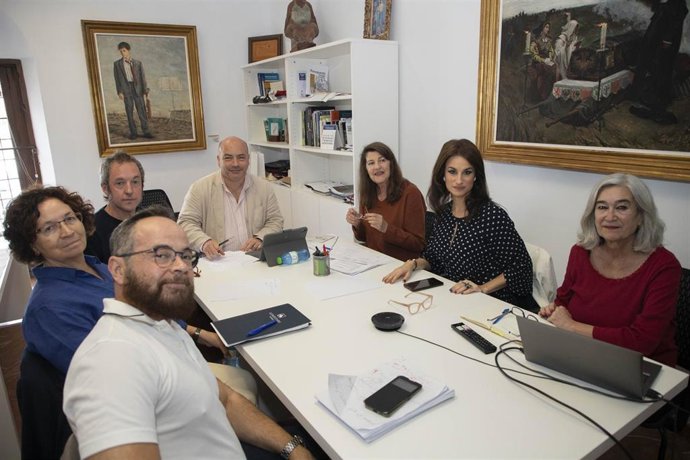 El delegado de Cultura, Gabriel Duque (al fondo), en la reunión del jurado del Premio de Poesía Vicente Núñez.