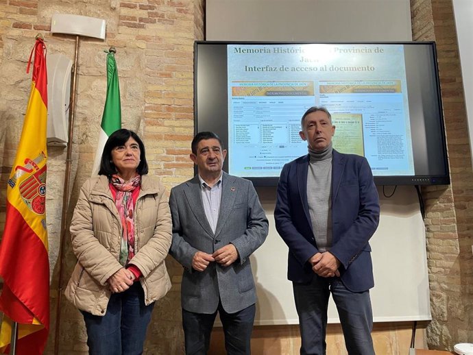 Francisca Medina, Francisco Reyes y Salvador Contreras en la comparecencia sobre el Archivo Digital de la Memoria Histórica de la provincia de Jaén.