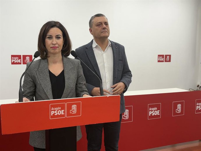 El portavoz parlamentario del PSOE Aragón, Fernando Sabés, y la secretaria general del PSOE de la provincia de Zaragoza, Teresa Ladrero.