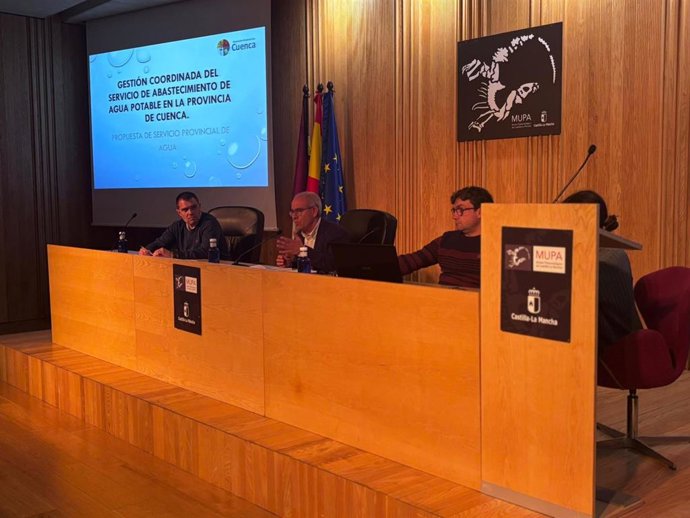 Reunión de la Diputación con alcaldes para hablar del servicio de gestión integral del agua.