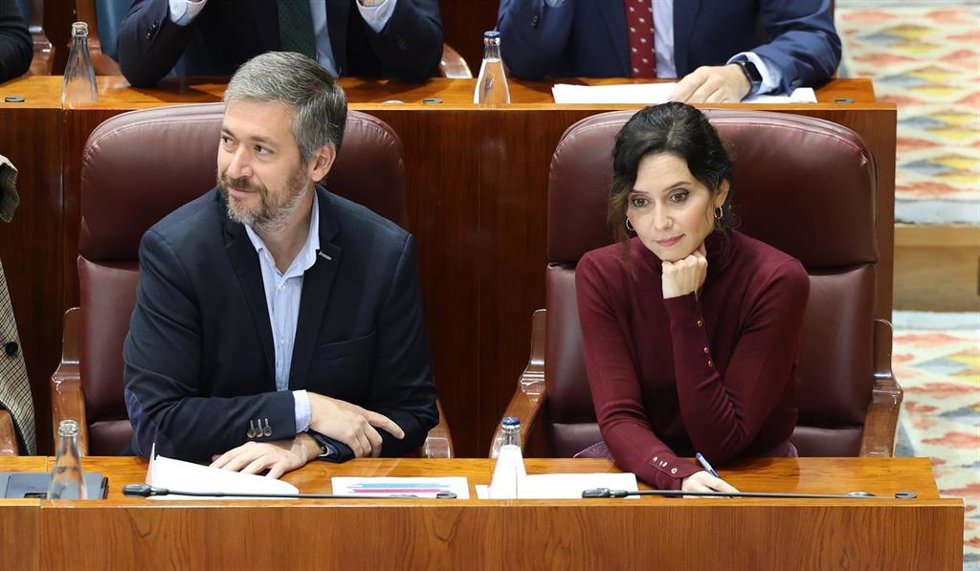 El consejero de Presidencia, Justicia y Administración Local, y portavoz del Gobierno autonómico, Miguel Ángel García Martín, y la presidenta de la Comunidad de Madrid, Isabel Díaz Ayuso, durante un pleno en la Asamblea de Madrid