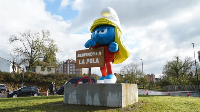 Pitufa karateka instalada en el acceso a Pola de Siero.