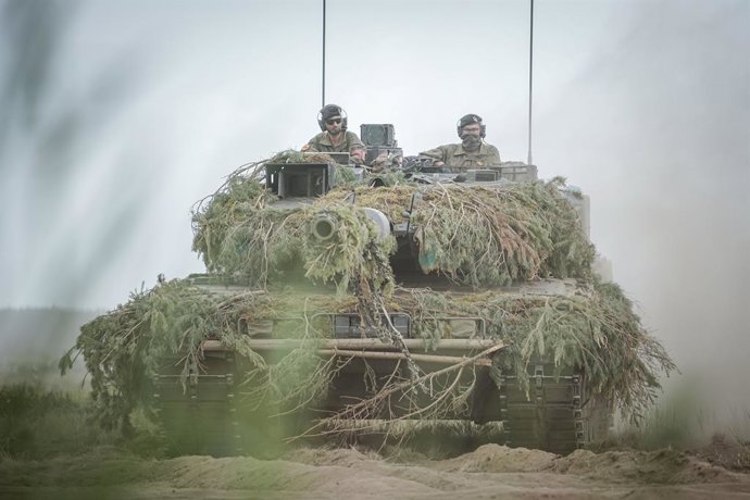 Archivo - FILED - 29 May 2024, Lithuania, Pabrade: The Bundeswehr's Leopard 2 main battle tank takes part in the final NATO exercise Quadriga 2024. Poland has deployed Leopard 2 battle tanks in Latvia to reinforce the NATO brigade in the Baltic EU and NAT