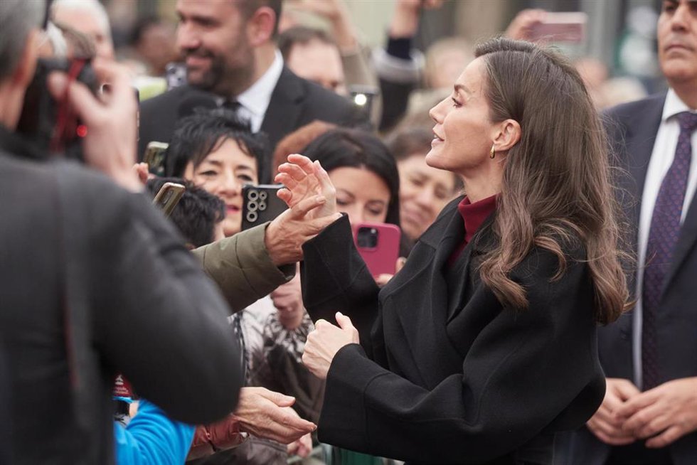 Archivo - La Reina Letizia saluda al público a su llegada a la 31 Muestra de Cine Español, con motivo del 40 aniversario de la película de Mario Camus  'Los Santos Inocentes', en el Cine Moncayo, a 21 de febrero de 2025, en Tudela, Navarra (España).