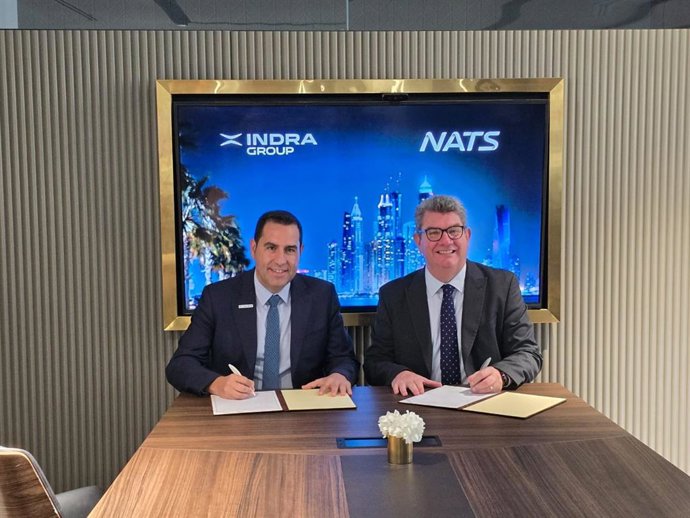 Indra y NATS firman un memorando de entendimiento para crear una empresa de sistemas de torre digital para impulsar eficiencia en aeropuertos.