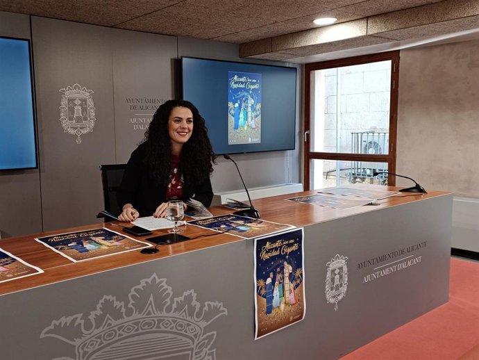 La concejala de Fiestas del Ayuntamiento de Alicante, Cristina Cutanda, durante la presentación del programa de Navidad de 2025