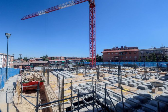 Archivo - Viviendas en construcción, a 10 de septiembre de 2024, en Madrid (España). 